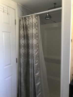 Een douche, een haardroger, handdoeken, zeep