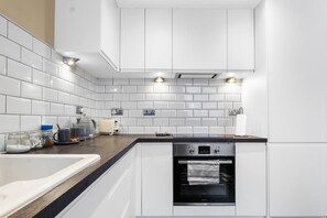 Apartment, Ensuite | Private kitchen