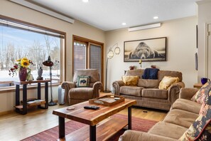 Smart TV, fireplace - Outpost: Teton Shadows Shoshone D - Close to Nat'l Park! (Jackson)