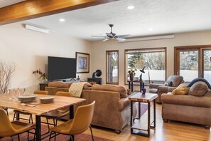 Smart TV, fireplace