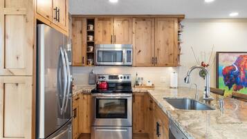 Jääkaappi, mikroaaltouuni, uuni, liesi