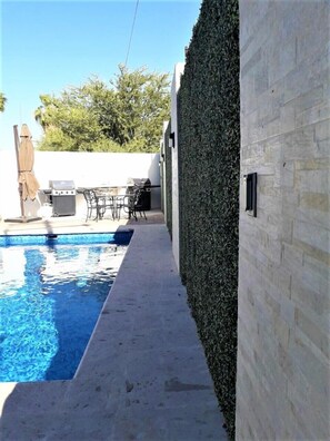 Utendørsbasseng og bassengparasoller