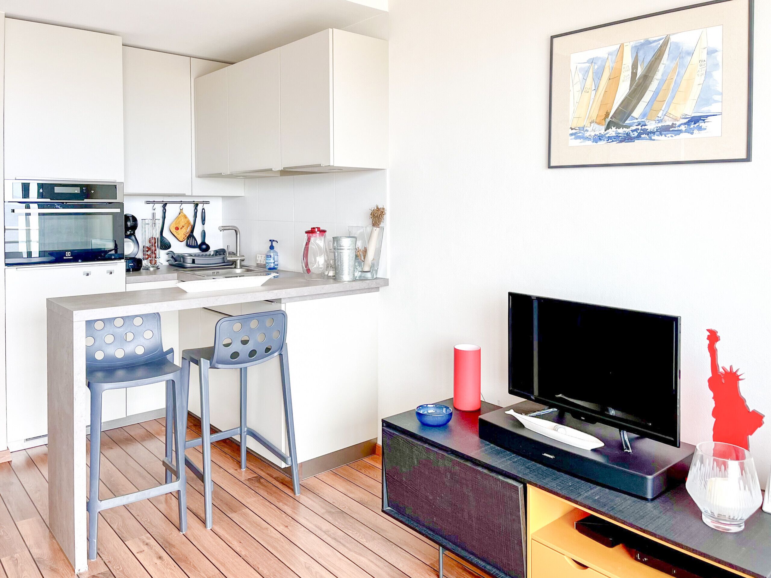 Fridge, oven, coffee/tea maker, cookware/dishes/utensils