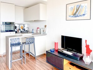 Réfrigérateur, four, cafetière/bouilloire