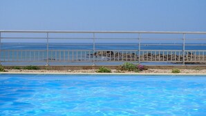 A swimming pool with a view of the ocean and a beach. - Oceanfront studio with swimming pool in La Chaume (Les Sables-d´Olonne)
