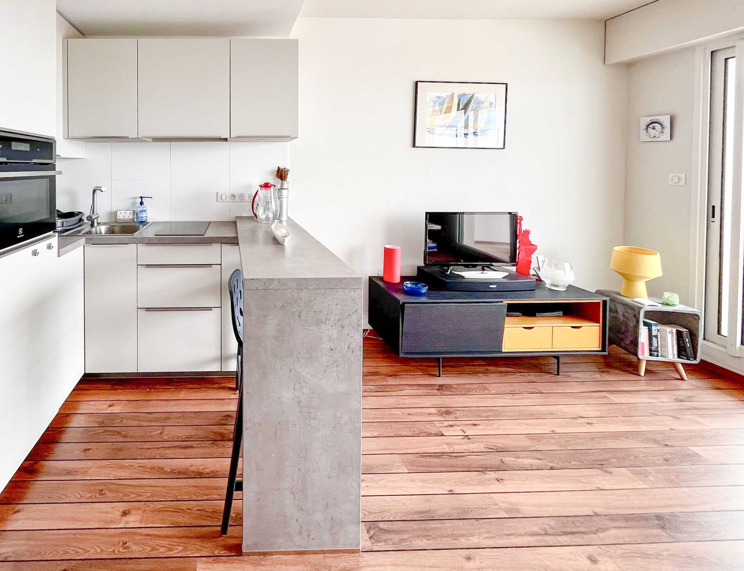 Een koelkast, een oven, een koffiezetapparaat/waterkoker