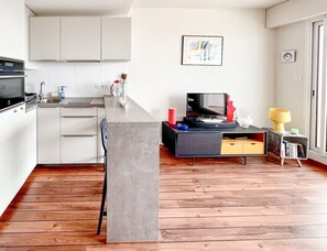 Fridge, oven, coffee/tea maker, cookware/dishes/utensils