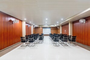Business center - Treebo Little Budhha (Varanasi)