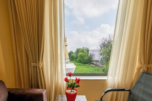 Quarto luxo | Escrivaninha, ferros/tábuas de passar roupa