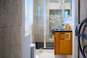 Douche, sèche-cheveux