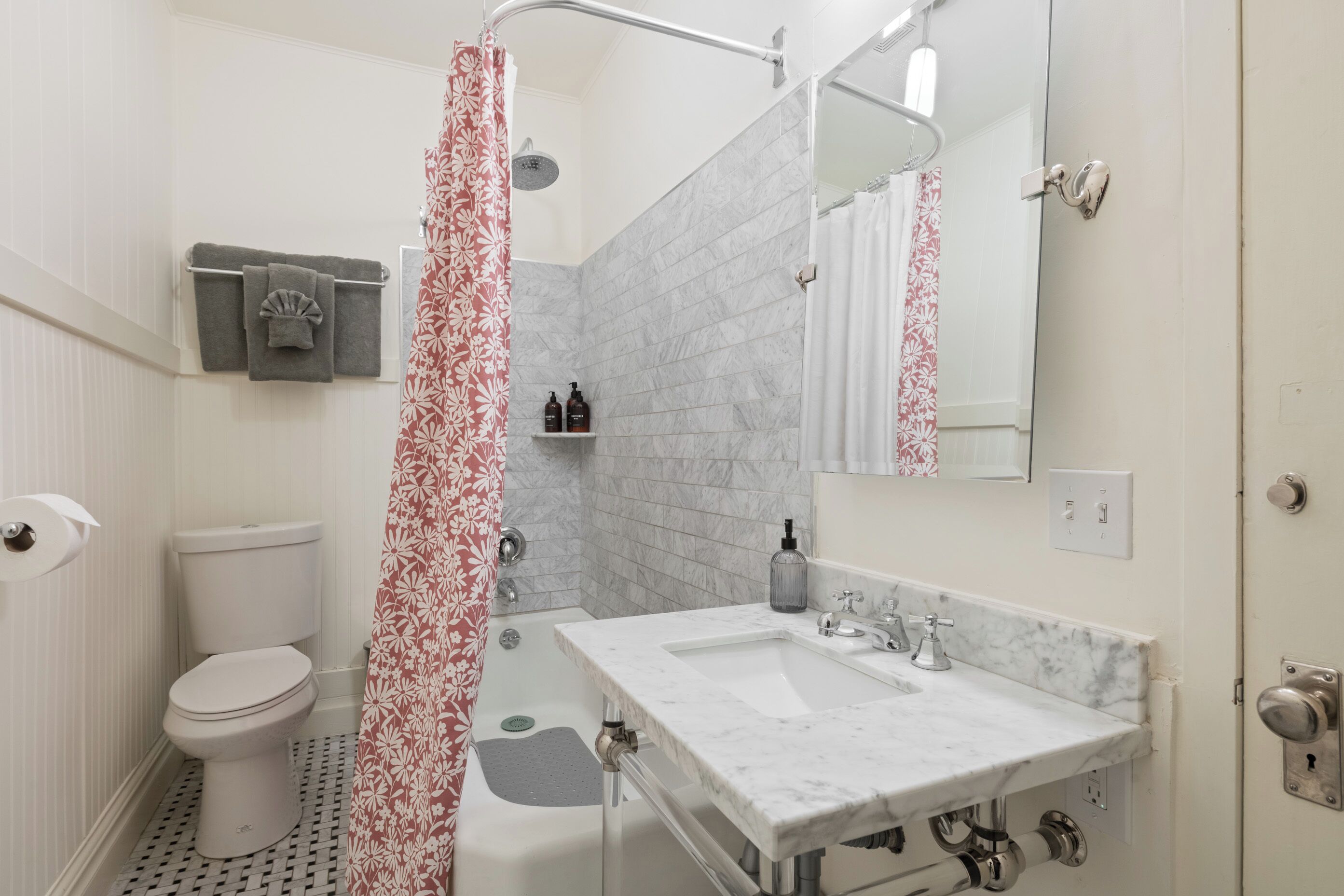Combined shower/bathtub, hair dryer, towels, soap