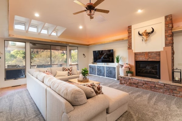 Smart TV, chimenea, reproductor de DVD y libros