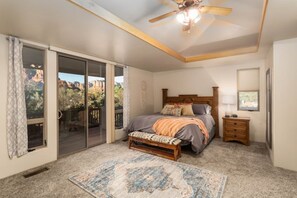 4 habitaciones, escritorio y tabla de planchar con plancha 