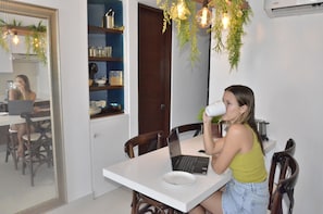 Habitación individual de lujo | Cocina privada | Frigorífico grande, cafetera o tetera, hervidor eléctrico y tostadora