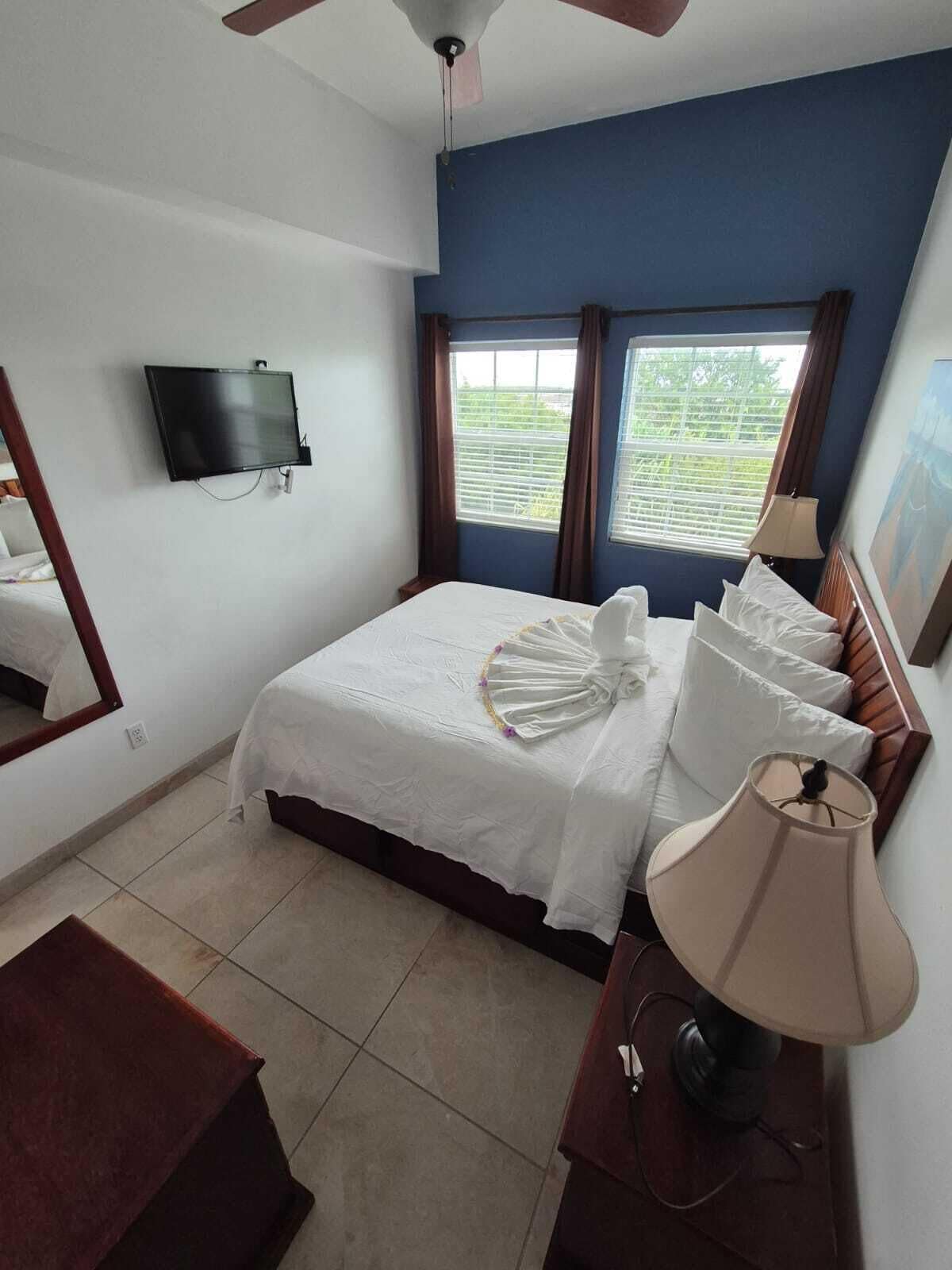 Habitació estàndard, 1 llit de matrimoni, balcó, vistes al jardí (with Sofabed) | Escriptori i espai de treball apte per a portàtils 