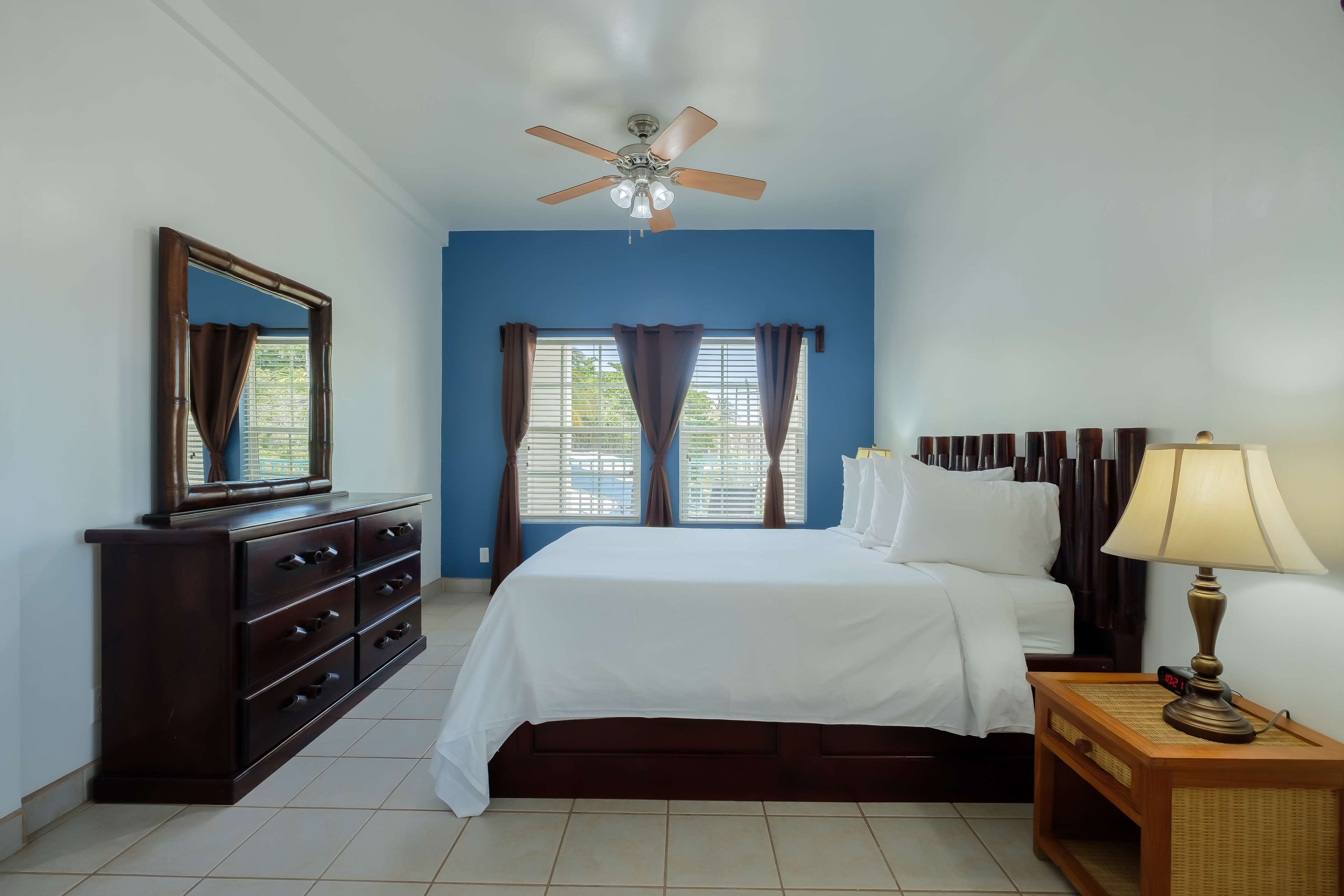 Escriptori i espai de treball apte per a portàtils 