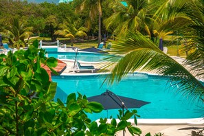 Una piscina al aire libre