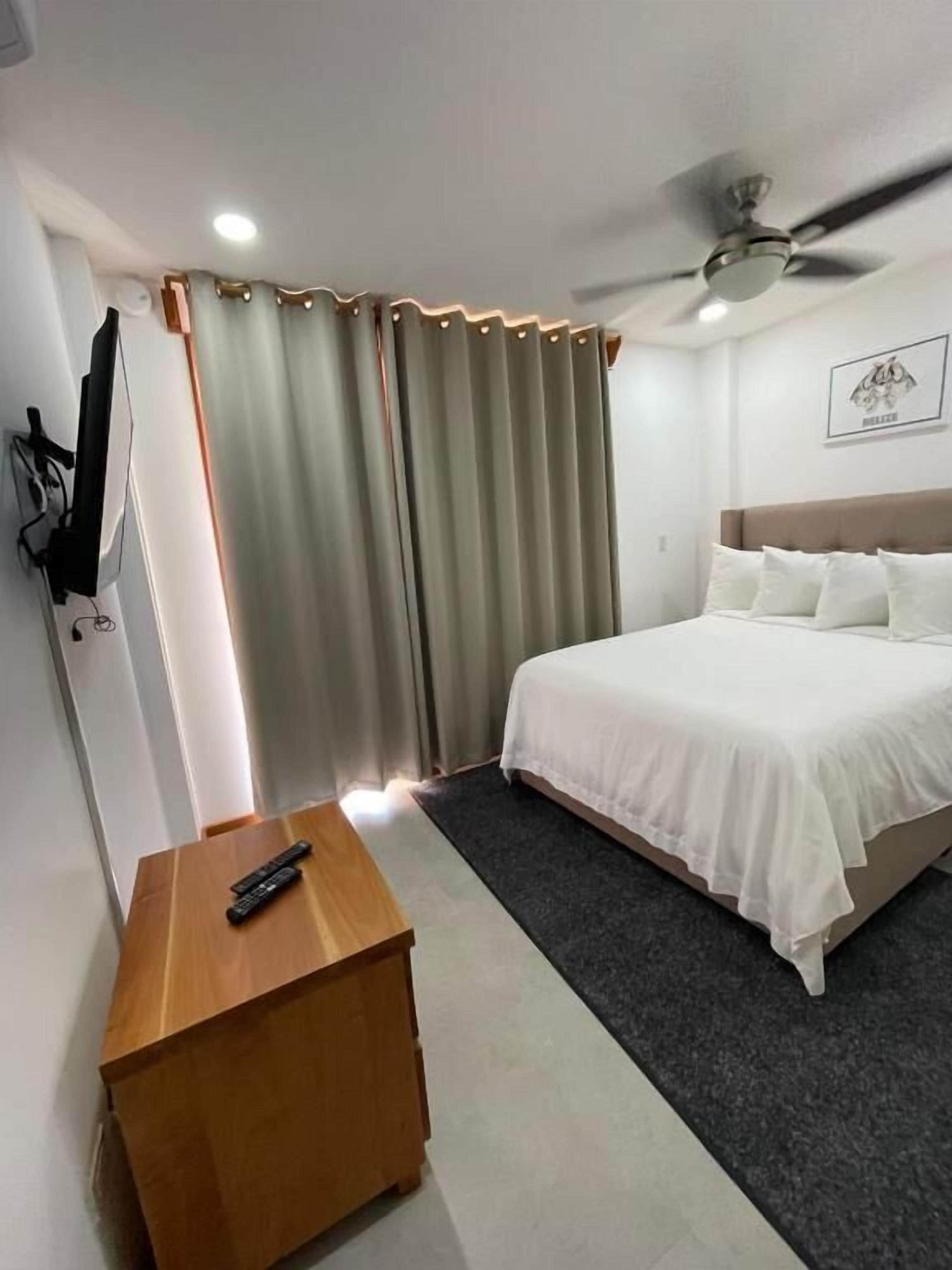 Suite, 2 llits de matrimoni, balcó, vistes al jardí | Escriptori i espai de treball apte per a portàtils 