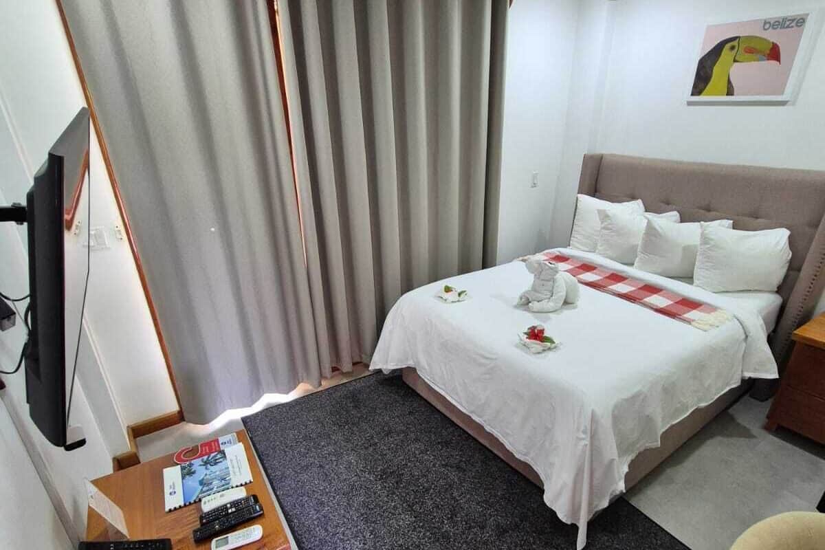 Standard Room, 1 Queen Bed, Balcony, Garden View | Desk, laptop workspace, iron/ironing board, bed sheets