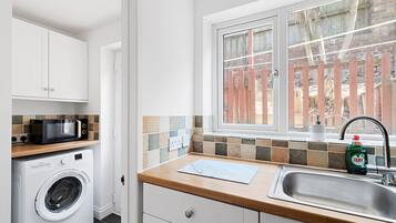 House, Private Bathroom | Shared kitchen