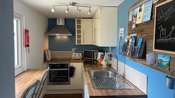 Cottage | Private kitchen | Fridge, electric kettle, toaster, cookware/dishes/utensils