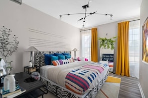 2 bedrooms, iron/ironing board, internet, bed sheets - The Bentley - Frida's Reign, Heart of Walkers Point w/Garage,Yard (Milwaukee)