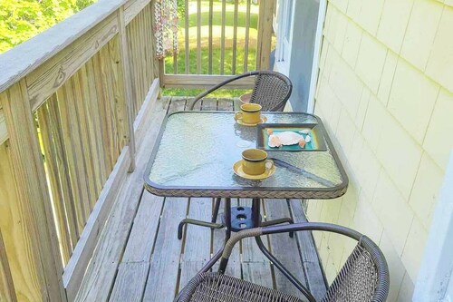 4 min walk to the beach. A large 3BD Apt sleeps 6.