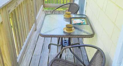 4 min walk to the beach. A large 3BD Apt sleeps 6.