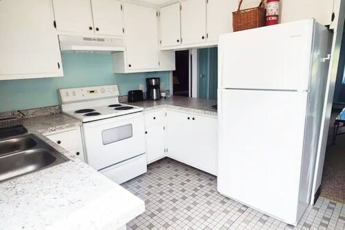 4 min walk to the beach. A large 3DB Apt. Pets OK. Sleeps 6