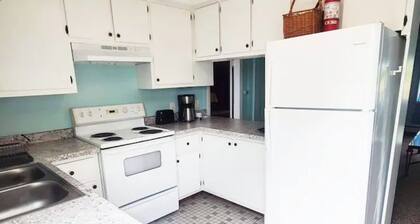 4 min walk to the beach. A large 3DB Apt. Pets OK. Sleeps 6