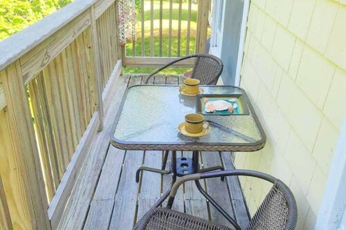 4 min walk to the beach. A large 3DB Apt. Pets OK. Sleeps 6
