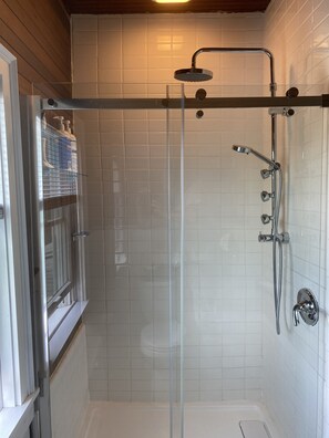 Duschwanne, Whirlpool, Haartrockner, Handtücher