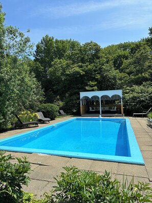 Una piscina al aire libre