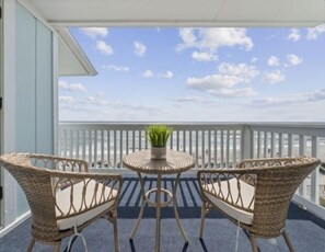 Outdoor dining - A Little Shore Thing (1-Bedroom Villa) by RedAwning (Carolina Beach)