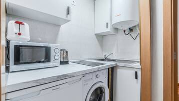 Kühlschrank, Mikrowelle, Wasserkocher mit Kaffee-/Teezubehör