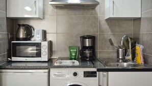 Eine Küche mit Mikrowelle, Kaffeemaschine und Geschirrspüler.