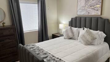 4 dormitorios, escritorio, tabla de planchar con plancha y cuna de viaje