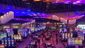 Ein Casino mit mehreren Spieltischen, Automaten, einer Gastronomie und einer Pokerecke.