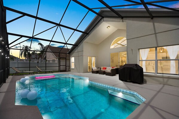 Alberca al aire libre y alberca climatizada