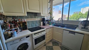 Een koelkast, een microgolfoven, een oven, een kookplaat