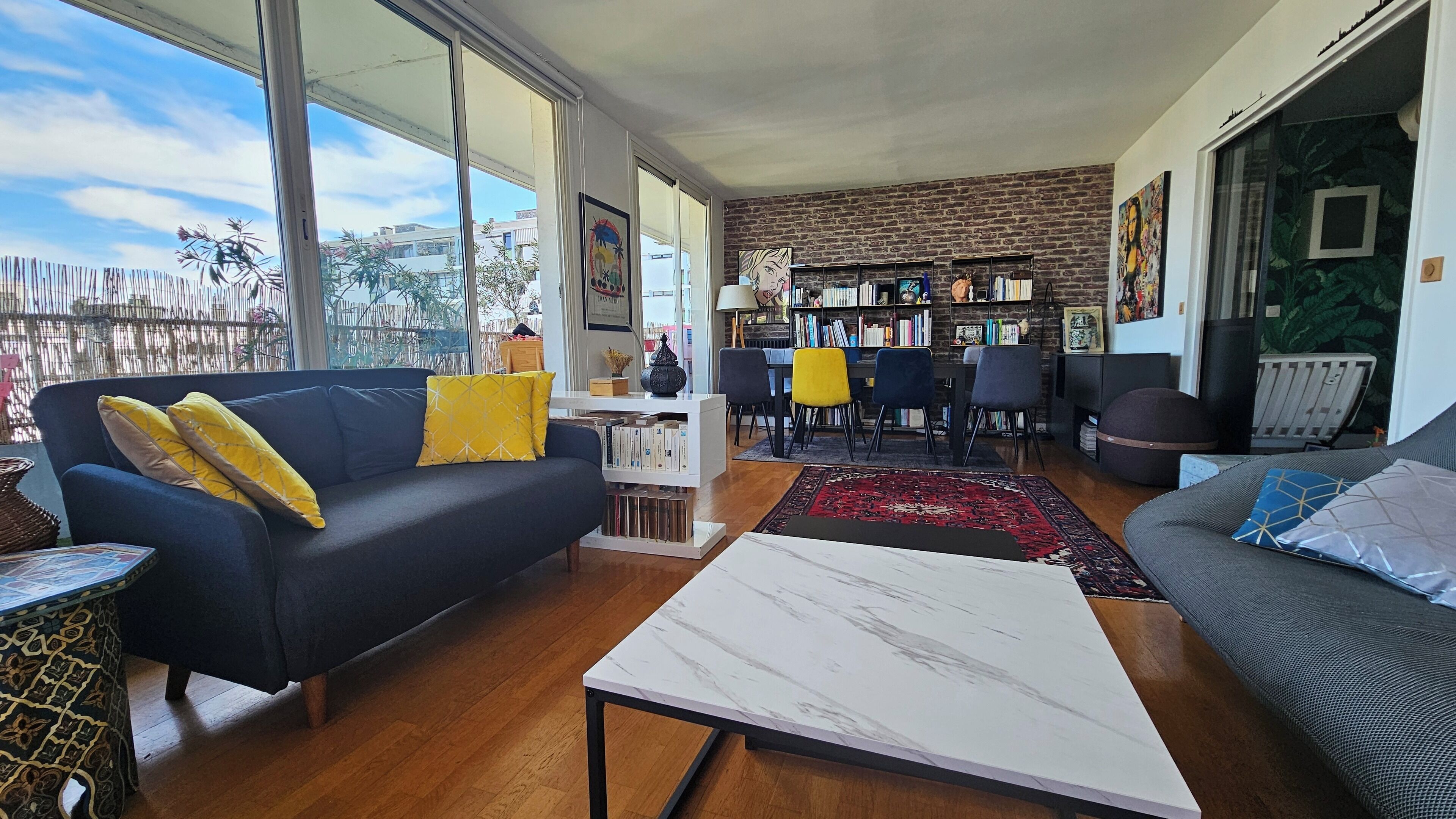 Smart-TV, DVD-Player, Bücher, Stereoanlage