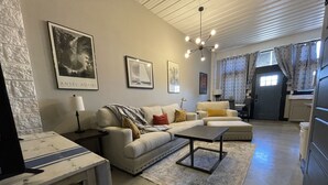 Smart TV - Former car wash bay apt. Unique!! (Mountain Home, Ar, 72653)