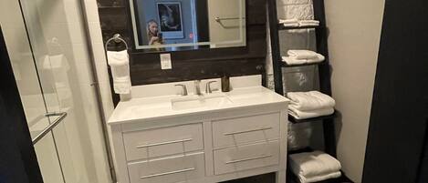 Douche, serviettes fournies