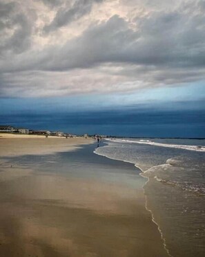In Strandnähe, Liegestühle, Strandtücher