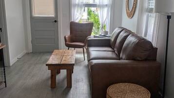 Smart-tv, dvd-spelare och böcker