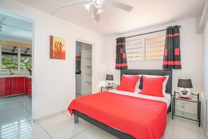 1 habitación, tabla de planchar con plancha y cuna de viaje 