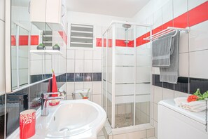 Dusche, Haartrockner, Handtücher