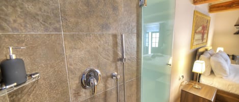 Regadera, secadora de cabello, toallas