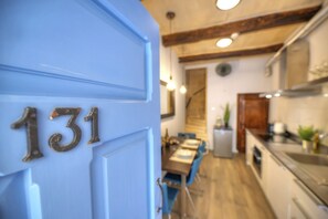 Réfrigérateur, four, cafetière/bouilloire, bouilloire électrique