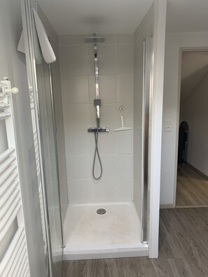 Een douche, een haardroger, handdoeken, toiletpapier